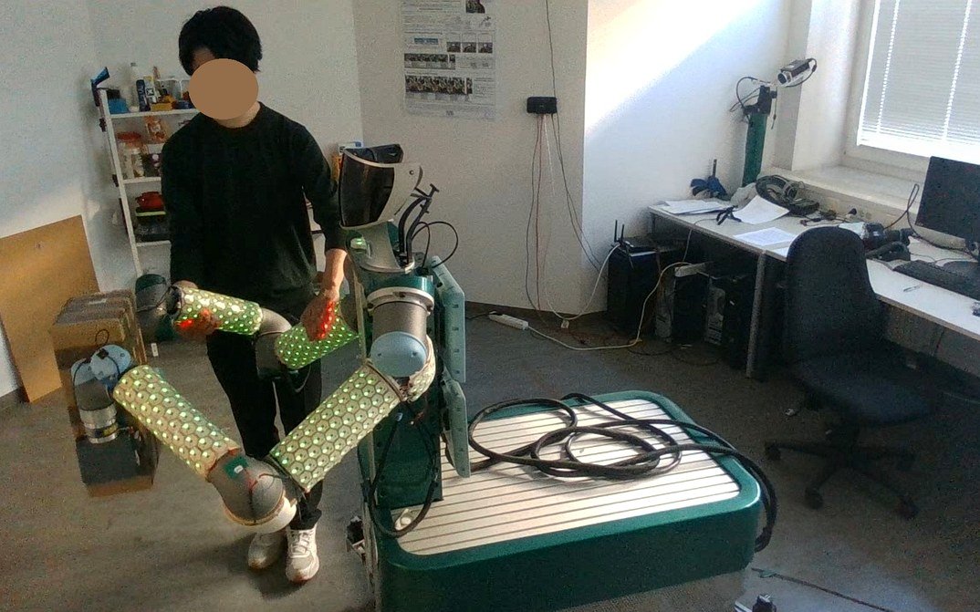 Tactile Guidance of the TOMM Mobile Manipulator: Robot Skin vs Joystick